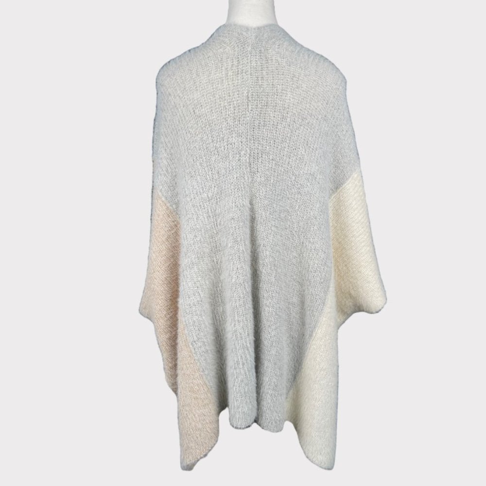 Anthropologie Gray and Cream Poncho - Picture 4 of 13
